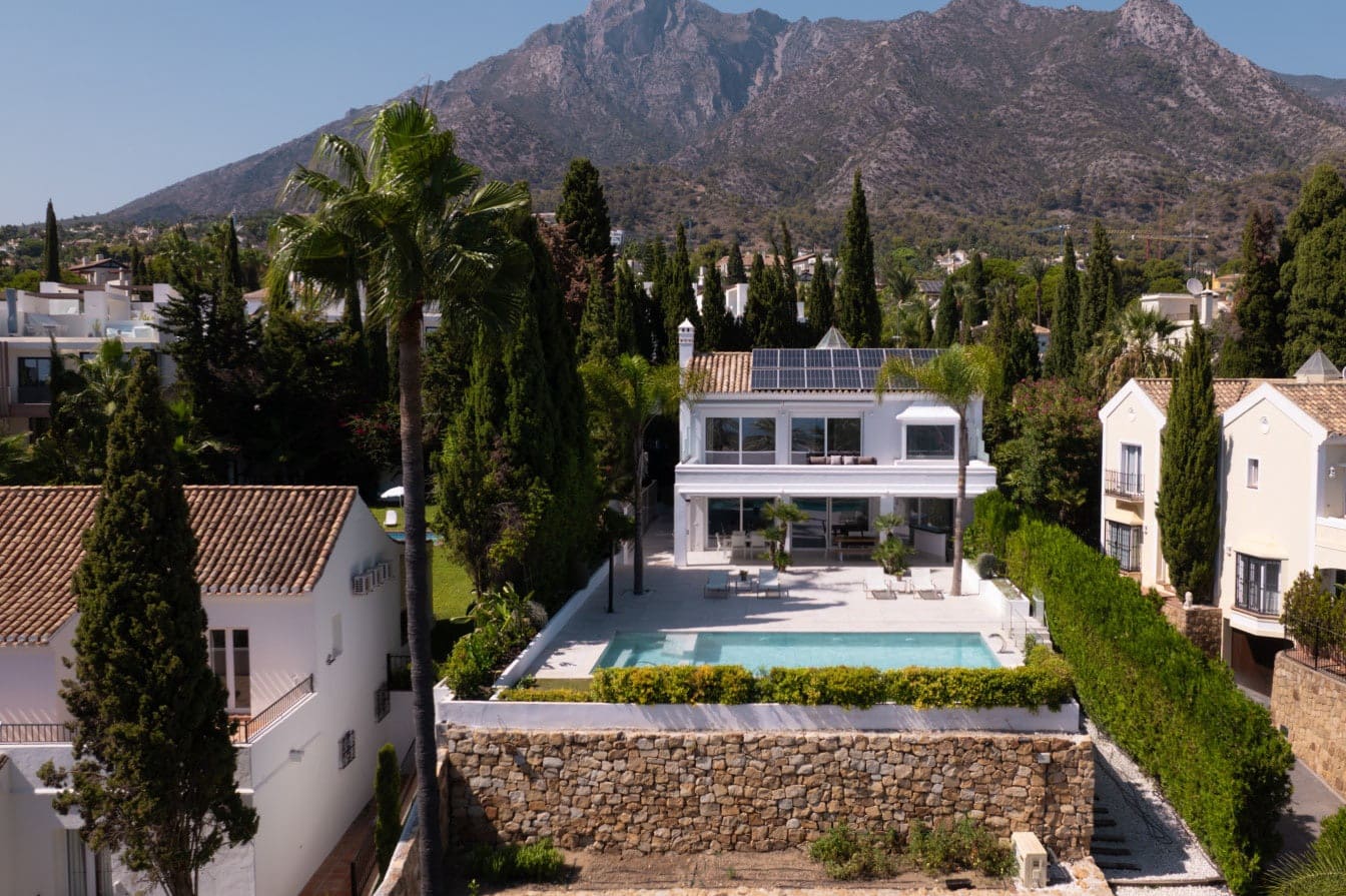 5 bedroom Villa for sale in Marbella with pool garage - € 3,490,000 (Ref: 10066376)