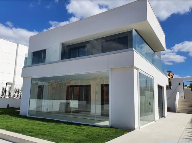 4 sovrum Villa till salu i Manilva med pool garage - 645 000 € (Ref: 10066381)