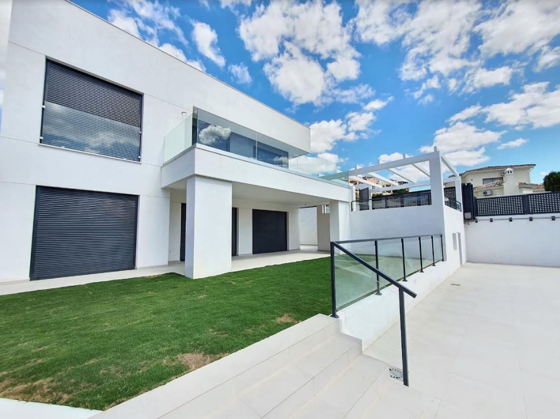 4 sypialnia Willa na sprzedaż w Marbella z basenem garażem - 645 000 € (Ref: 10066383)