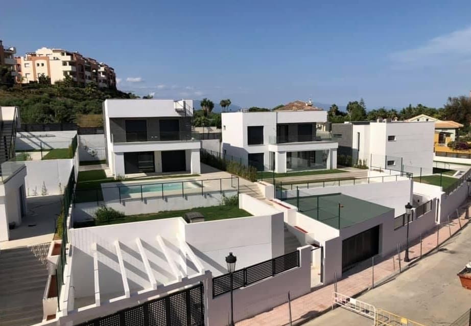 4 sypialnia Willa na sprzedaż w Marbella z basenem garażem - 645 000 € (Ref: 10066383)