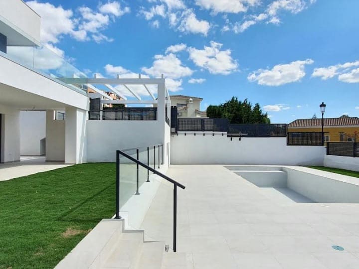 4 soveværelse Villa til salg i Marbella med swimmingpool garage - € 645.000 (Ref: 10066383)