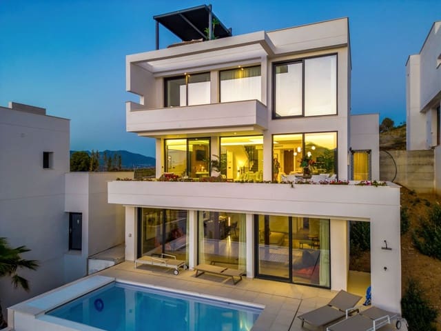 Chalet de 3 habitaciones en Mijas Costa, Mijas en venta con piscina garaje - 800.000 € (Ref: 10066390)