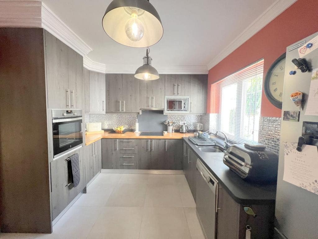 3 slaapkamer Halfvrijstaande villa te koop in La Duquesa / Puerto de la Duquesa met zwembad garage - € 549.000 (Ref: 10066408)
