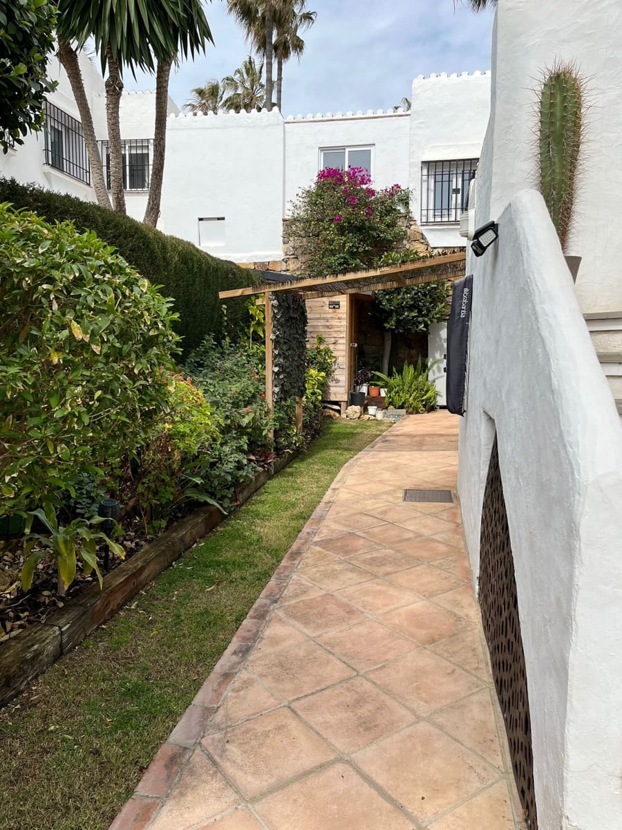 3 slaapkamer Halfvrijstaande villa te koop in La Duquesa / Puerto de la Duquesa met zwembad garage - € 549.000 (Ref: 10066408)