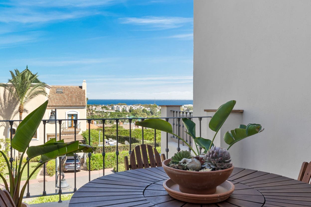 4 bedroom Villa for sale in El Paraiso with pool garage - € 695,000 (Ref: 10066425)