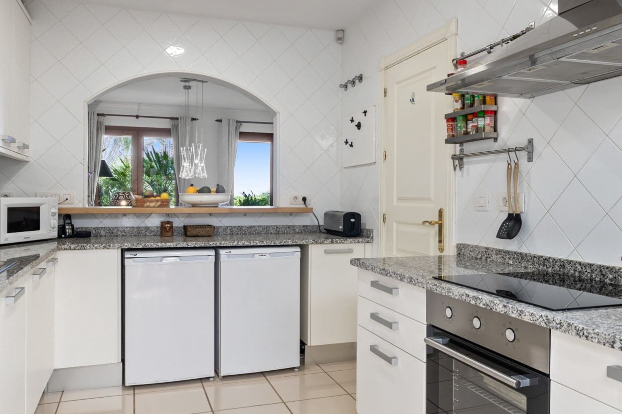 4 bedroom Villa for sale in El Paraiso with pool garage - € 695,000 (Ref: 10066425)