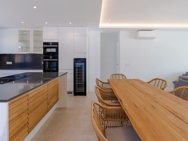 4 bedroom Villa for sale in Marbella with pool garage - € 2,495,000 (Ref: 10066480)