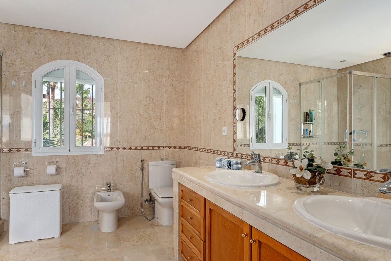 7 Zimmer Villa zu verkaufen in Marbella mit Pool Garage - 4.950.000 € (Ref: 10066488)