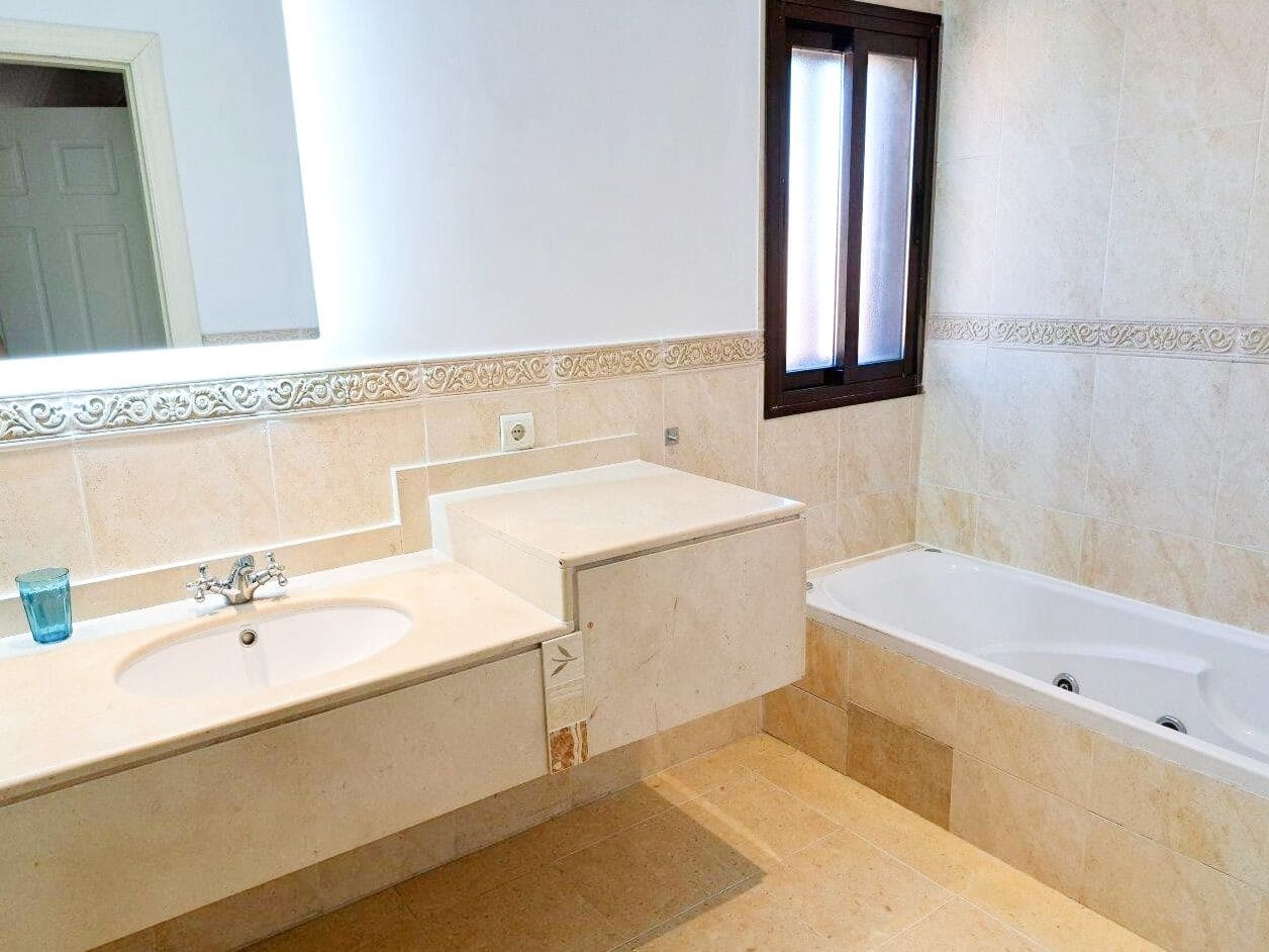 3 bedroom Apartment for sale in Marbella with pool - € 490,000 (Ref: 10066498)