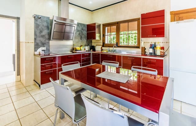 5 bedroom Villa for sale in Marbella with pool garage - € 1,940,000 (Ref: 10066510)