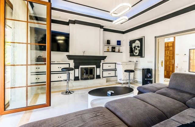 5 bedroom Villa for sale in Marbella with pool garage - € 1,940,000 (Ref: 10066510)