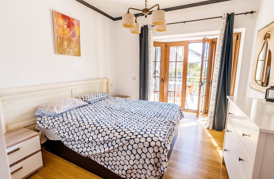 5 bedroom Villa for sale in Marbella with pool garage - € 1,940,000 (Ref: 10066510)
