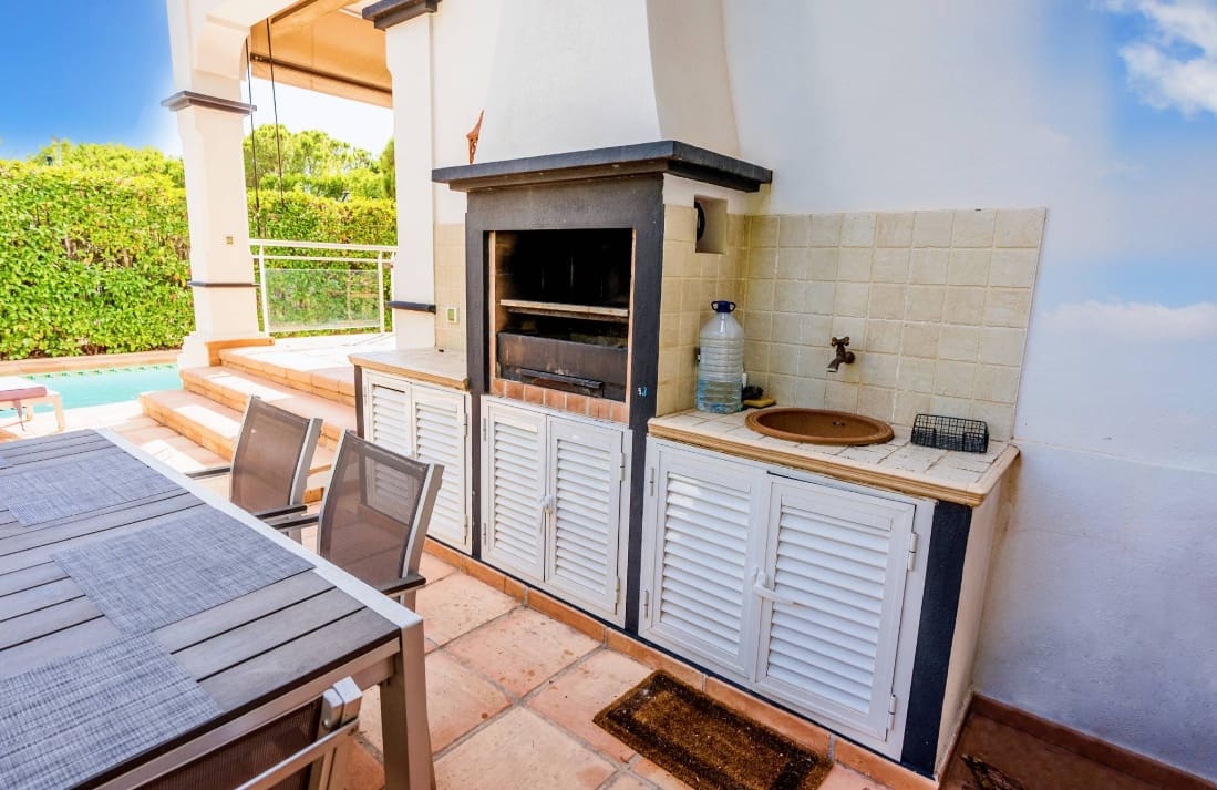 5 bedroom Villa for sale in Marbella with pool garage - € 1,940,000 (Ref: 10066510)