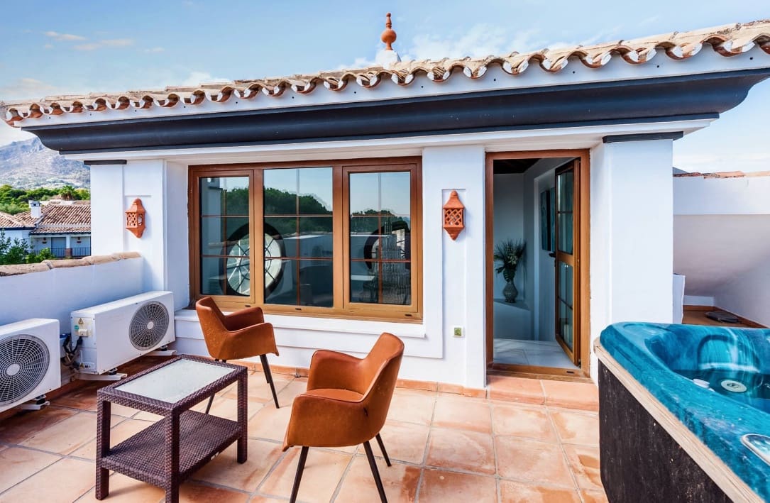 5 bedroom Villa for sale in Marbella with pool garage - € 1,940,000 (Ref: 10066510)