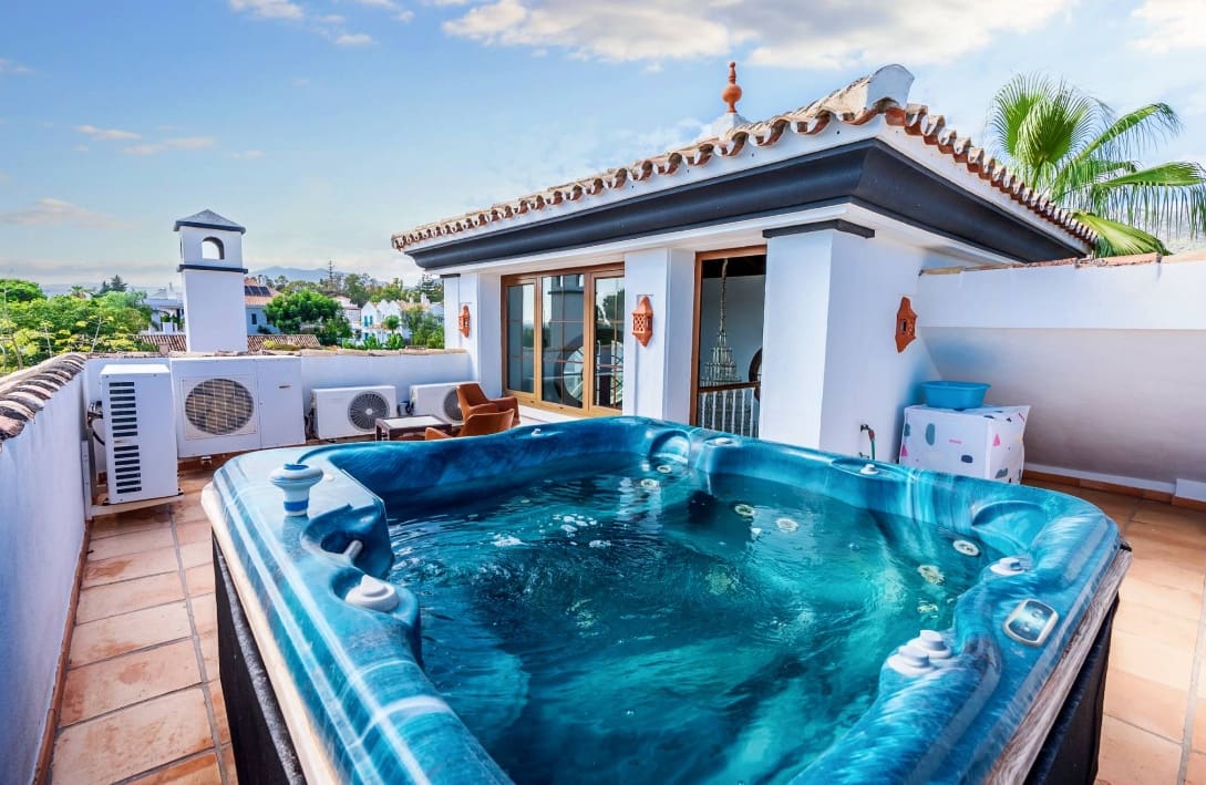 5 bedroom Villa for sale in Marbella with pool garage - € 1,940,000 (Ref: 10066510)