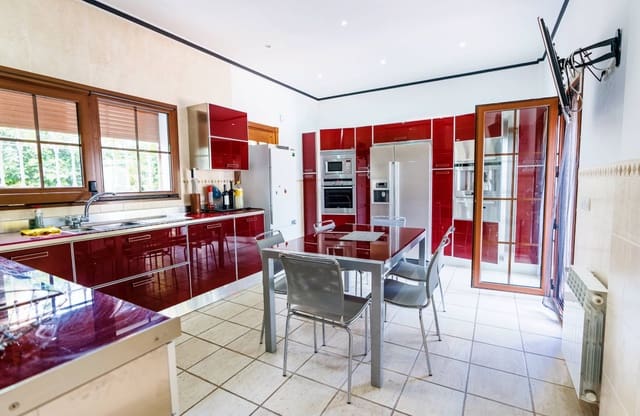5 bedroom Villa for sale in Marbella with pool garage - € 1,940,000 (Ref: 10066510)