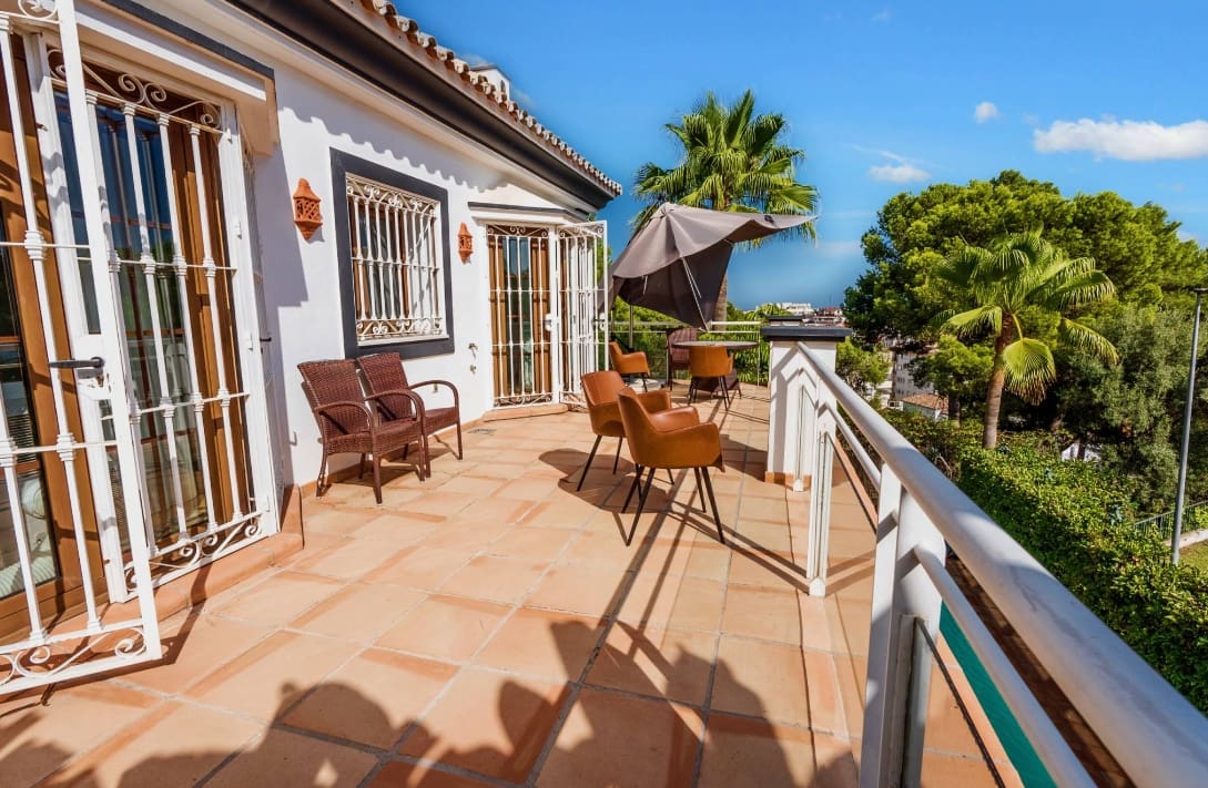5 bedroom Villa for sale in Marbella with pool garage - € 1,940,000 (Ref: 10066510)