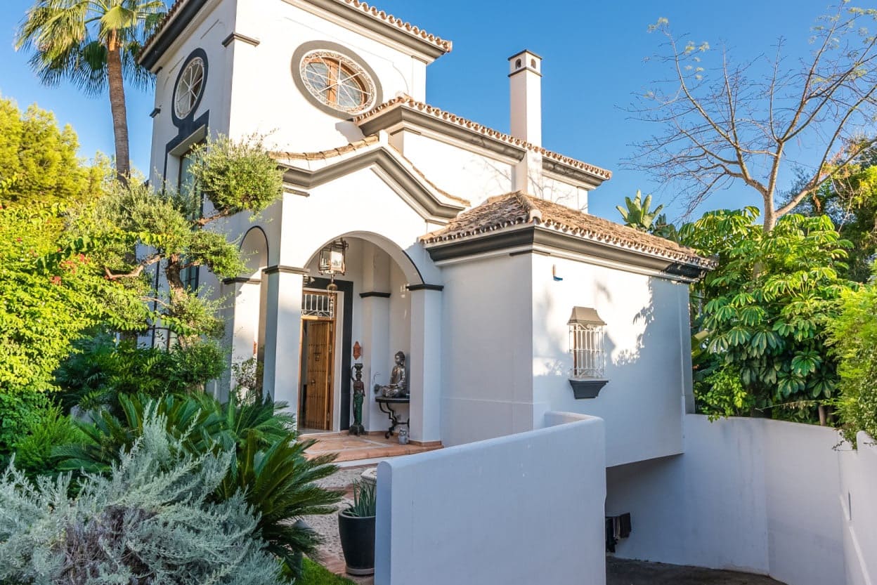 5 bedroom Villa for sale in Marbella with pool garage - € 1,940,000 (Ref: 10066510)