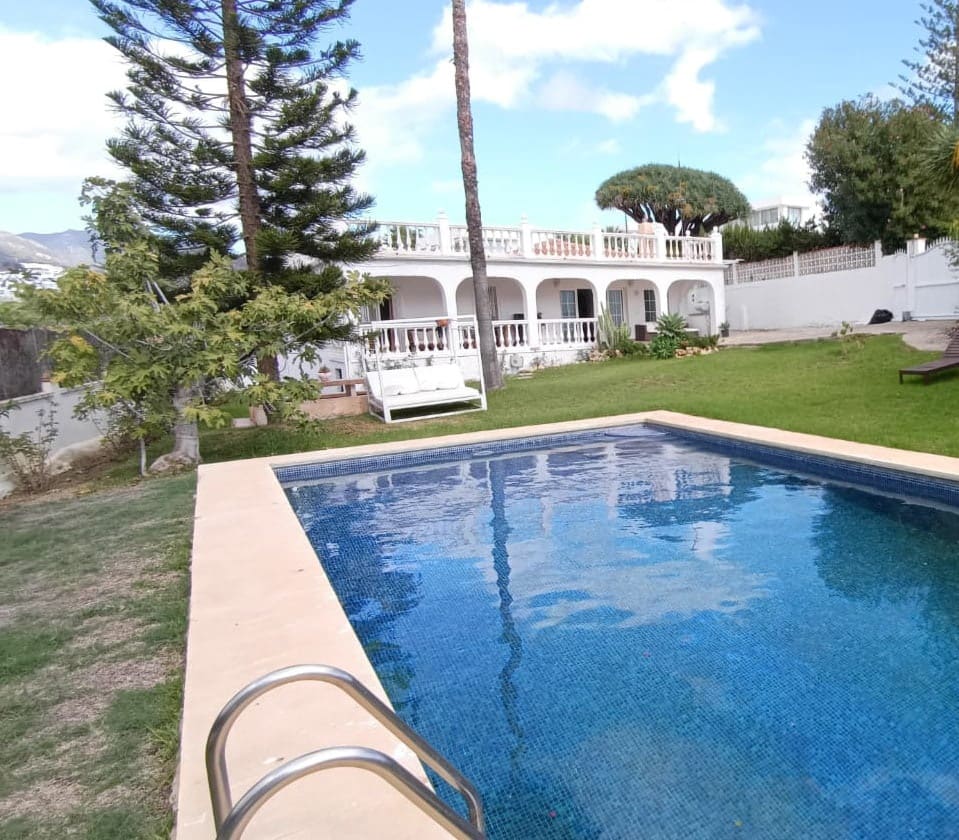 3 bedroom Villa for sale in Marbella with pool - € 1,200,000 (Ref: 10066513)