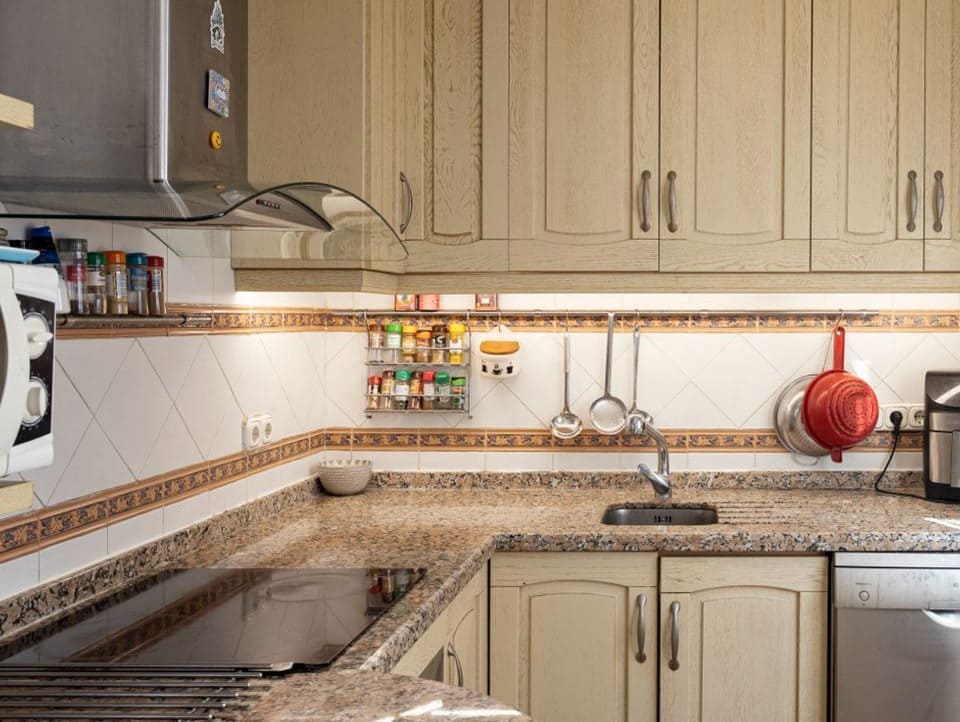 3 bedroom Villa for sale in Marbella with pool - € 1,200,000 (Ref: 10066513)
