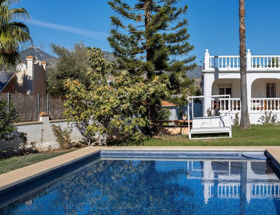 3 bedroom Villa for sale in Marbella with pool - € 1,200,000 (Ref: 10066513)