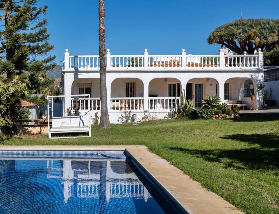3 bedroom Villa for sale in Marbella with pool - € 1,200,000 (Ref: 10066513)