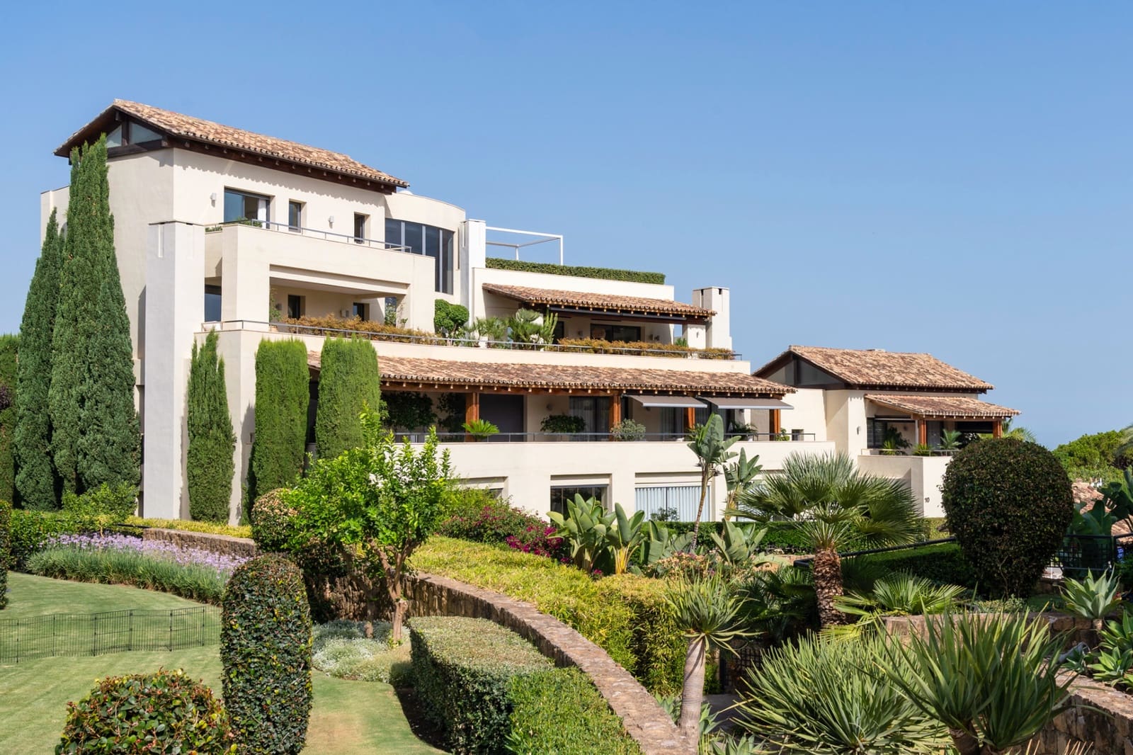 3 bedroom Apartment for sale in Marbella with pool garage - € 1,595,000 (Ref: 10066543)