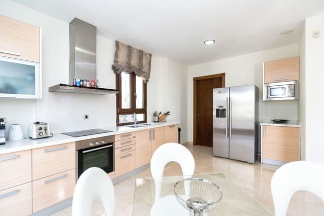 Chalet de 4 habitaciones en Marbella en venta con piscina garaje - 1.275.000 € (Ref: 10066547)