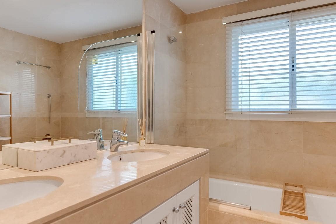 3 soveværelse Lejlighed til salg i Nueva Andalucia med swimmingpool garage - € 750.000 (Ref: 10066551)