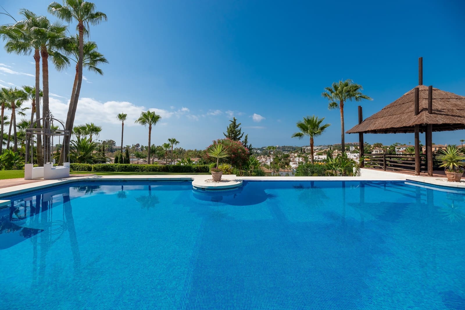 3 soveværelse Lejlighed til salg i Nueva Andalucia med swimmingpool garage - € 750.000 (Ref: 10066551)