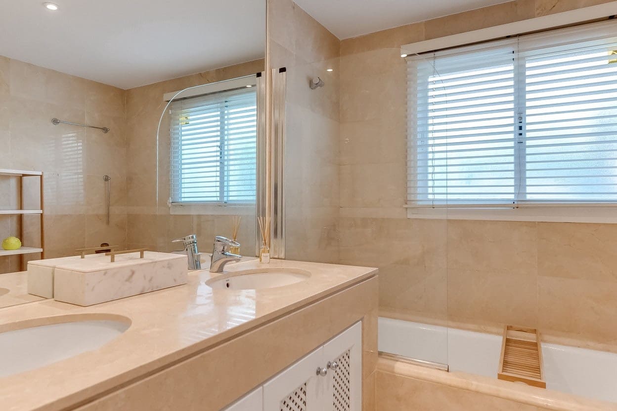 3 soveværelse Lejlighed til salg i Nueva Andalucia med swimmingpool garage - € 750.000 (Ref: 10066551)