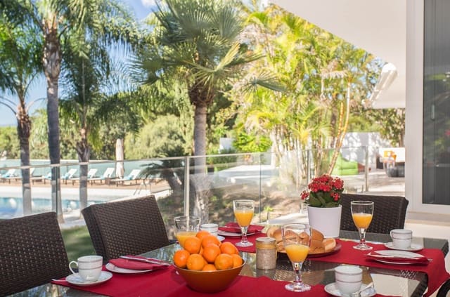 7 soverom Villa til salgs i Marbella med svømmebasseng garasje - € 2 750 000 (Ref: 10066553)