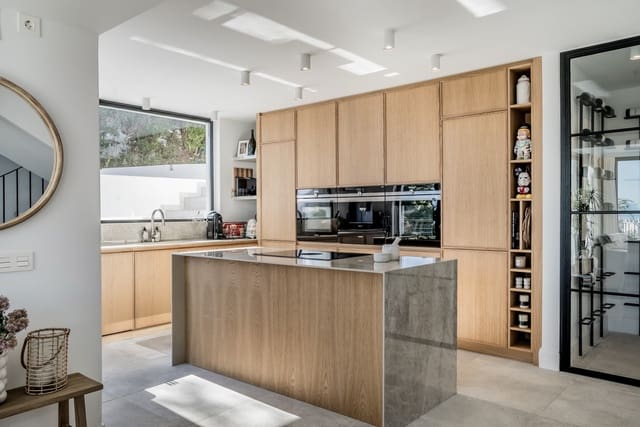 5 bedroom Villa for sale in Marbella with pool garage - € 3,395,000 (Ref: 10066554)