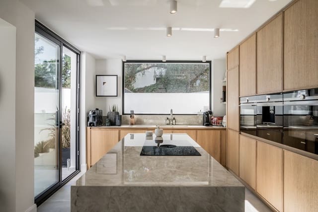 5 bedroom Villa for sale in Marbella with pool garage - € 3,395,000 (Ref: 10066554)