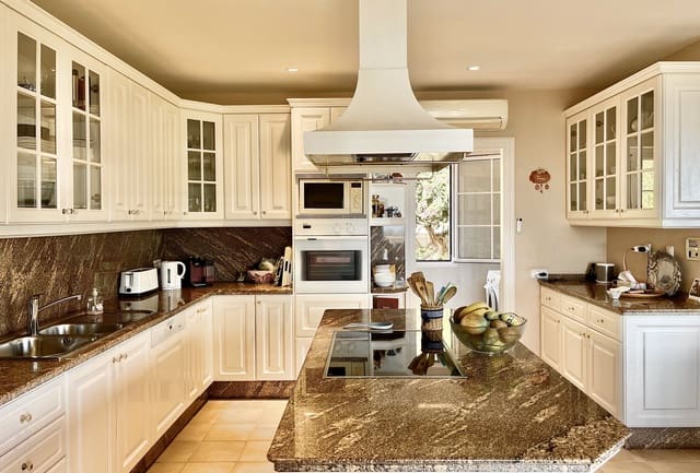 6 slaapkamer Villa te koop in Marbella met zwembad garage - € 9.500.000 (Ref: 10066558)