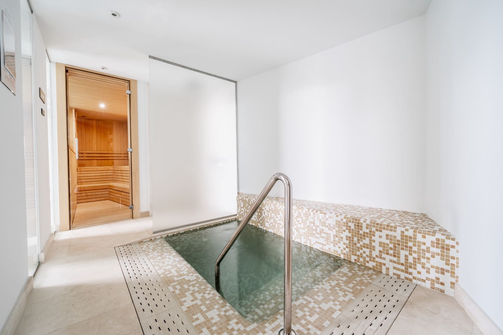 2 slaapkamer Appartement te koop in La Quinta met zwembad - € 1.195.000 (Ref: 10066605)