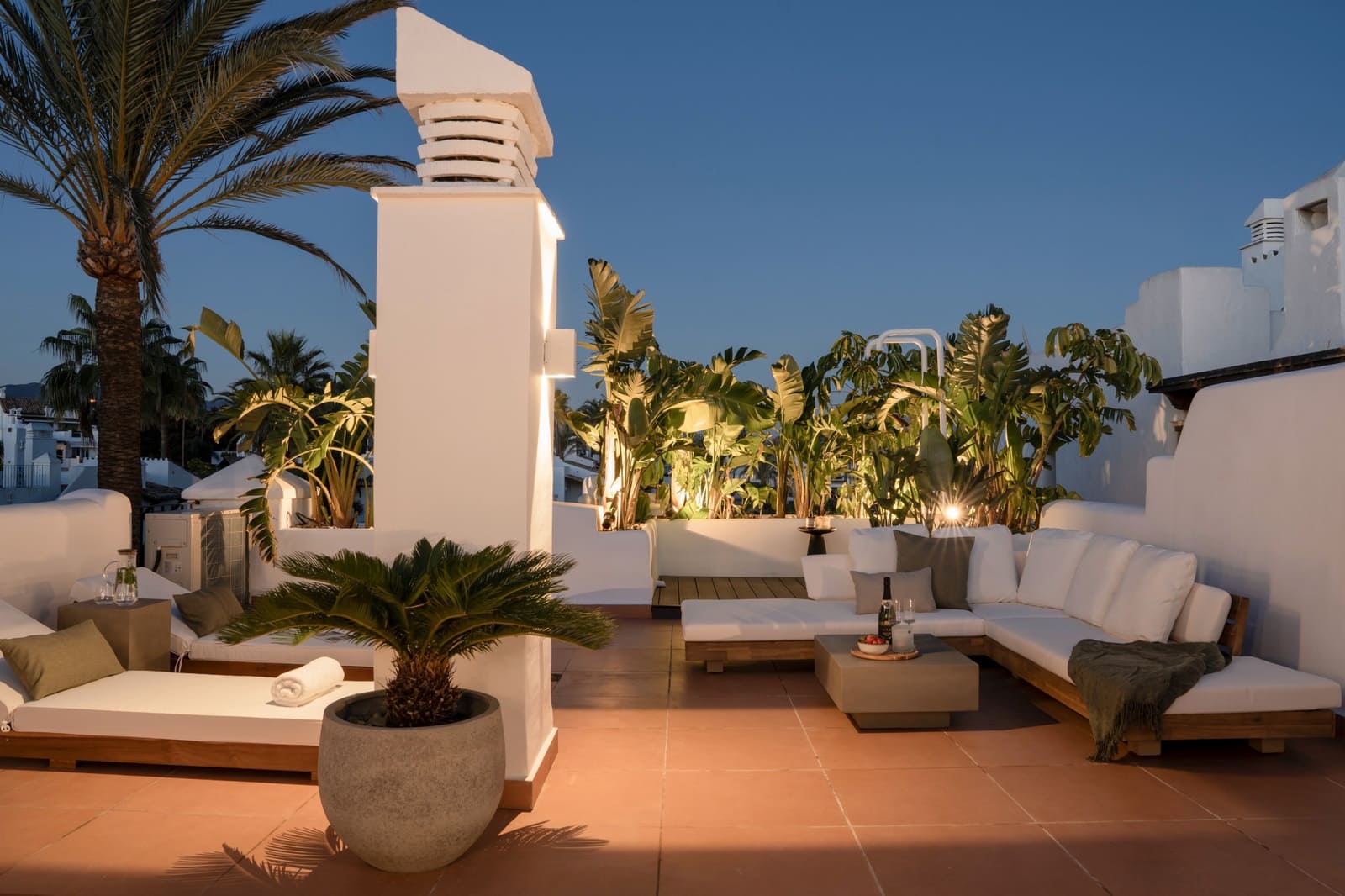 Ático de 2 habitaciones en Estepona en venta con piscina - 1.750.000 € (Ref: 10066641)