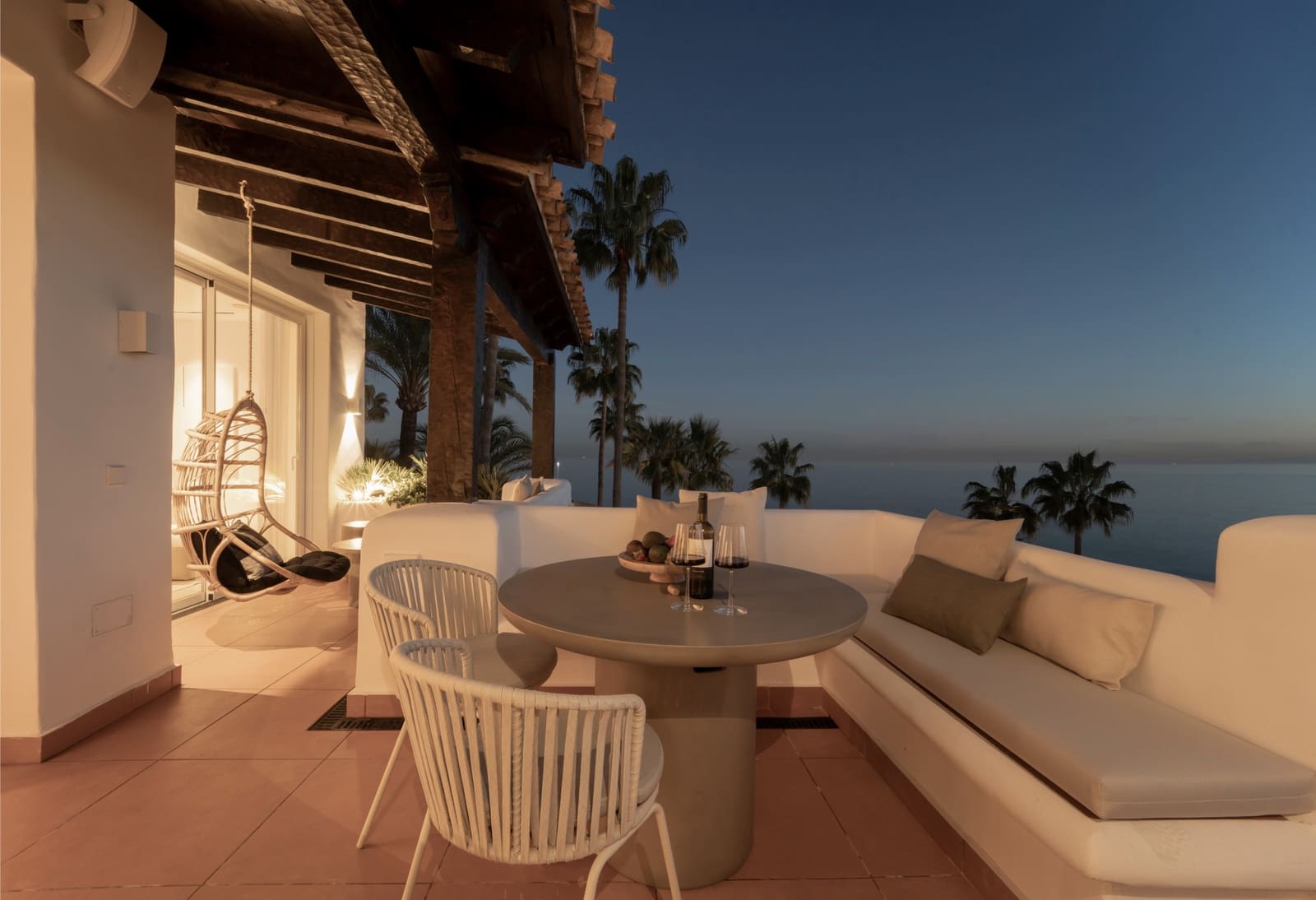Ático de 2 habitaciones en Estepona en venta con piscina - 1.750.000 € (Ref: 10066641)