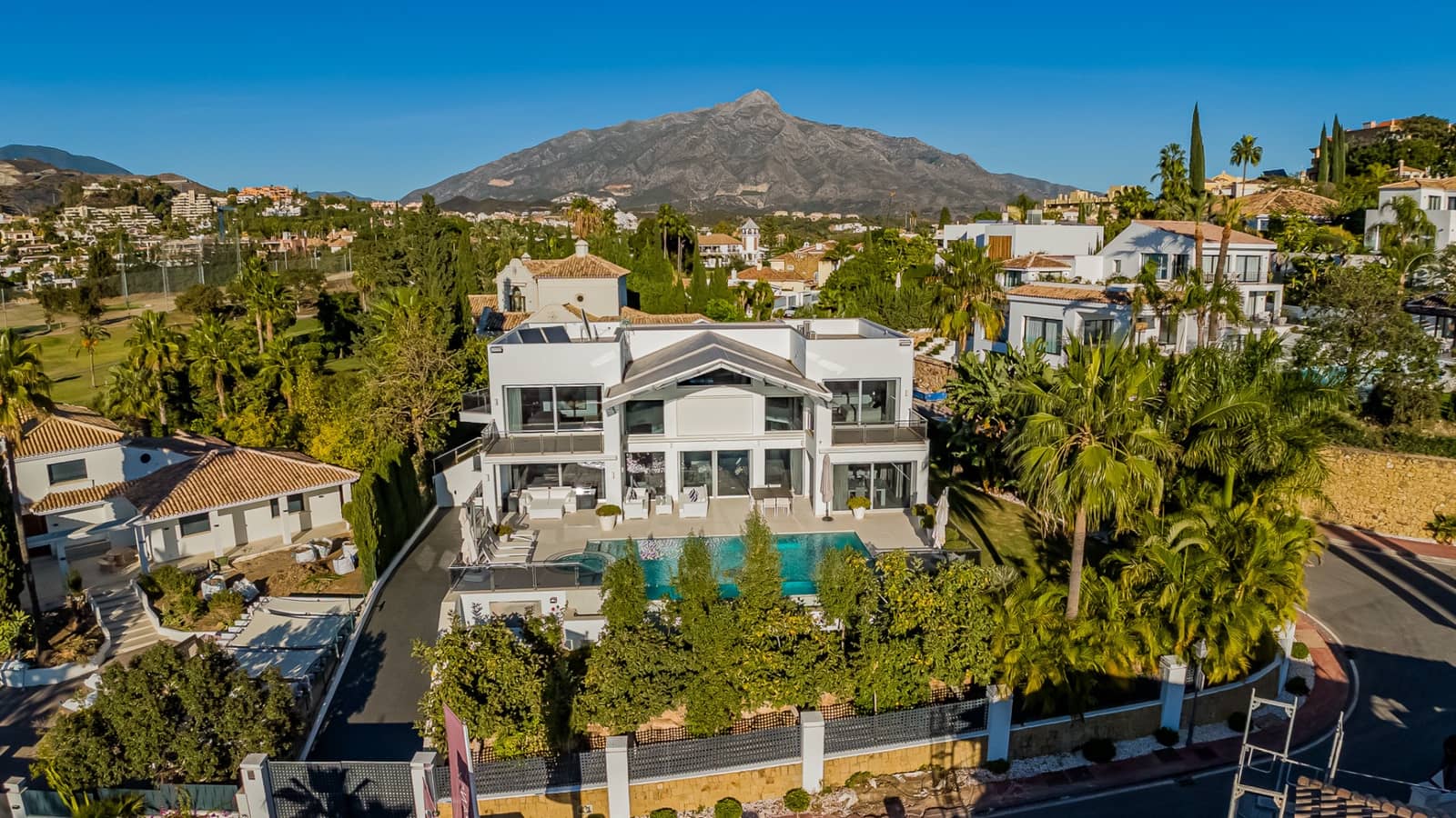 5 chambre Villa/Maison à vendre à Nueva Andalucia avec piscine garage - 3 950 000 € (Ref: 10066655)