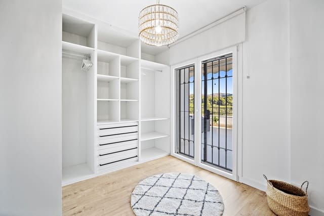 4 Zimmer Villa zu verkaufen in Marbella mit Pool - 1.950.000 € (Ref: 10066660)