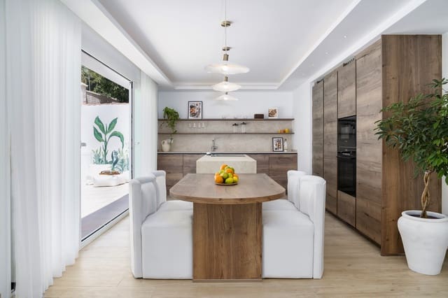 Chalet de 4 habitaciones en Marbella en venta con piscina - 1.395.000 € (Ref: 10066669)