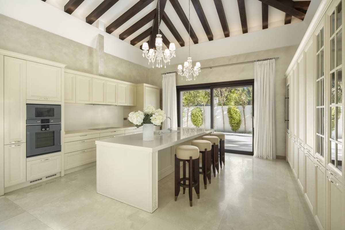 6 sypialnia Willa na sprzedaż w Nueva Andalucia z basenem garażem - 6 495 000 € (Ref: 10066684)
