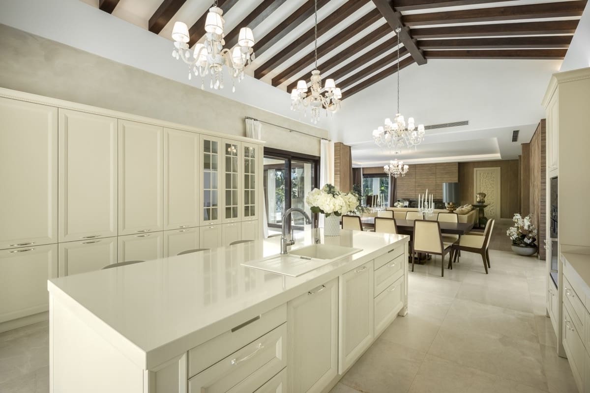 6 sypialnia Willa na sprzedaż w Nueva Andalucia z basenem garażem - 6 495 000 € (Ref: 10066684)