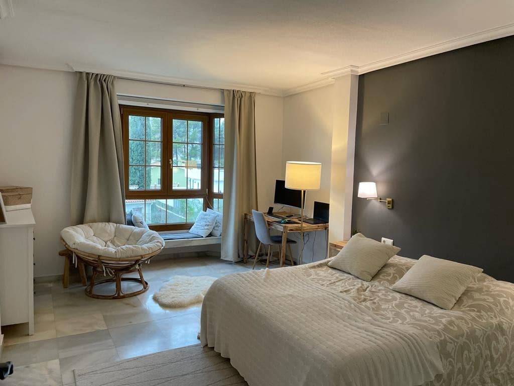 4 soveværelse Villa til salg i Nueva Andalucia med swimmingpool garage - € 750.000 (Ref: 8933741)