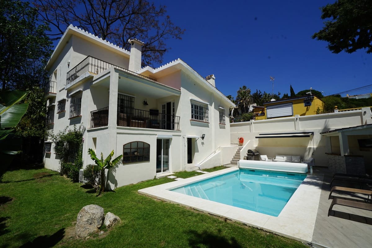 6 soveværelse Villa til salg i Nueva Andalucia med swimmingpool garage - € 1.100.000 (Ref: 9017458)