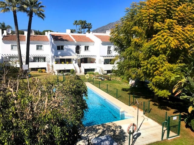 4 soveværelse Byhus til salg i Nueva Andalucia, Marbella med swimmingpool garage - € 339.000 (Ref: 9017783)