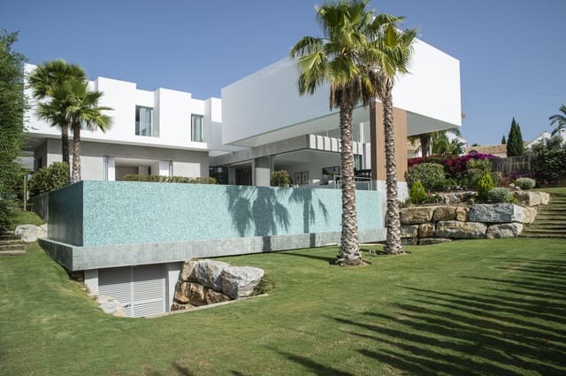 5 bedroom Villa for sale in Marbella with pool garage - € 3,200,000 (Ref: 9017932)