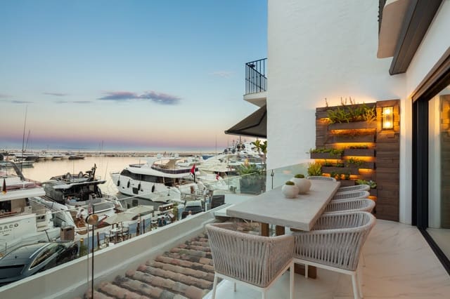 3 soveværelse Lejlighed til salg i Puerto Banus, Marbella - € 2.950.000 (Ref: 9018054)