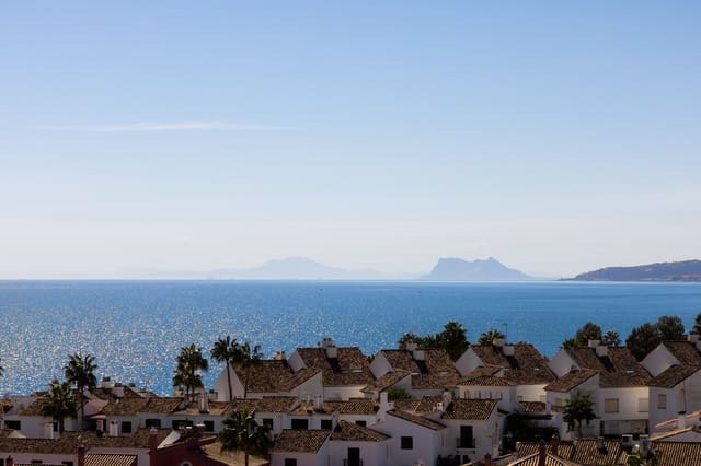 Apartamento de 3 habitaciones en Estepona en venta con piscina garaje - 719.000 € (Ref: 9018130)