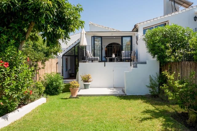 2 bedroom Villa for sale in Estepona with pool garage - € 649,000 (Ref: 9018141)